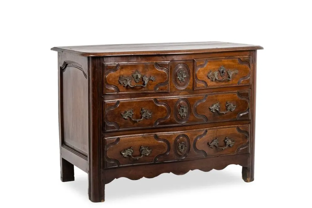 Commode parisienne à 5 tiroirs, en noyer massif, d’époque Louis XIV.
