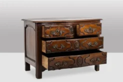 Commode parisienne à 5 tiroirs, en noyer massif, d’époque Louis XIV.