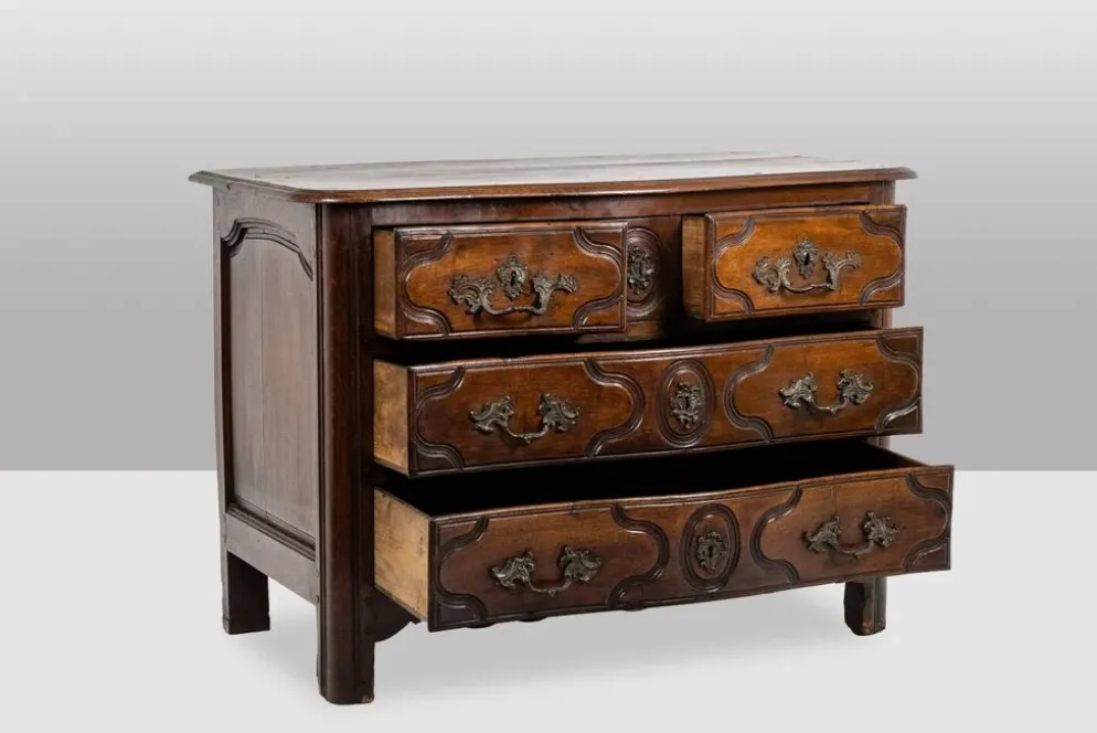 Commode parisienne à 5 tiroirs, en noyer massif, d’époque Louis XIV.