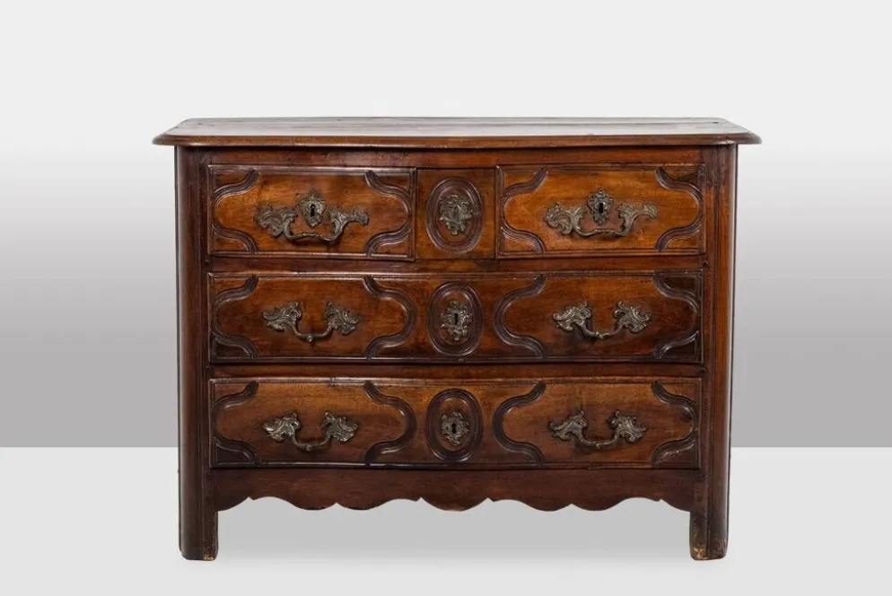 Commode parisienne à 5 tiroirs, en noyer massif, d’époque Louis XIV.