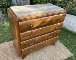 Commode pieds compas
