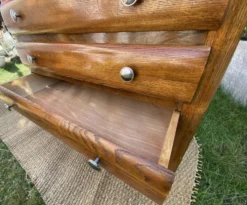 Commode pieds compas