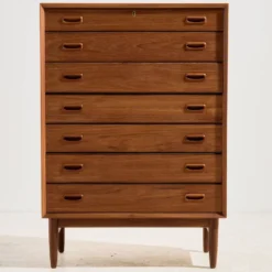 Commode restaurée en teck avec sept tiroirs