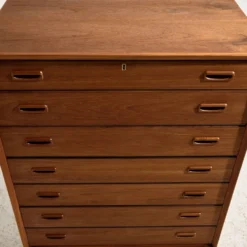 Commode restaurée en teck avec sept tiroirs