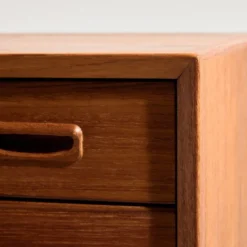 Commode restaurée en teck avec sept tiroirs
