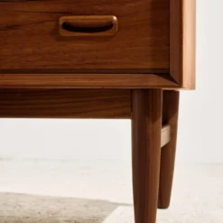 Commode restaurée en teck avec sept tiroirs