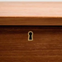 Commode restaurée en teck avec sept tiroirs