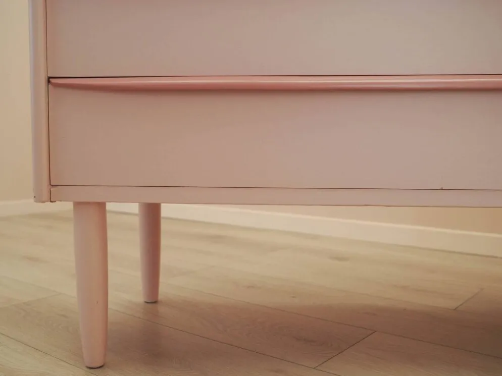 Commode rose danoise des années 1970, quatre tiroirs, placage de teck.
