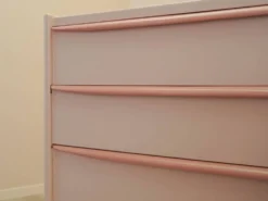 Commode rose danoise des années 1970, quatre tiroirs, placage de teck.