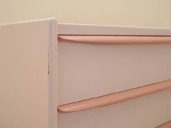 Commode rose danoise des années 1970, quatre tiroirs, placage de teck.