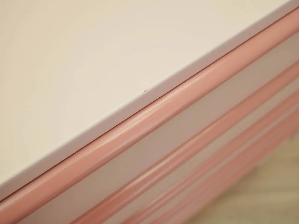 Commode rose danoise des années 1970, quatre tiroirs, placage de teck.