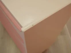 Commode rose danoise des années 1970, quatre tiroirs, placage de teck.