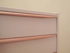 Commode rose danoise des années 1970, quatre tiroirs, placage de teck.