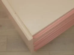 Commode rose danoise des années 1970, quatre tiroirs, placage de teck.