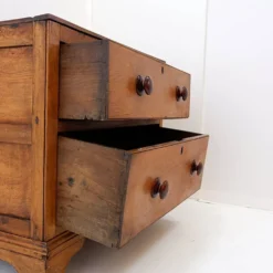 Commode rustique avec deux tiroirs et pieds sculptés - 1930