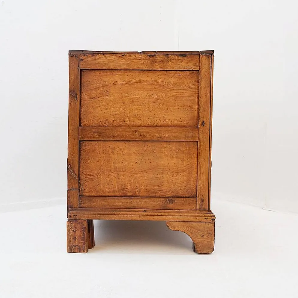 Commode rustique avec deux tiroirs et pieds sculptés - 1930