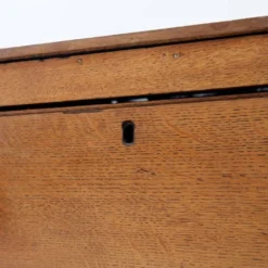 Commode rustique avec deux tiroirs et pieds sculptés - 1930