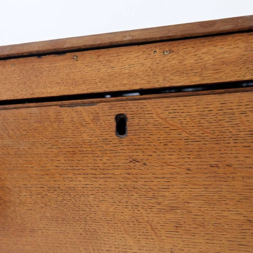 Commode rustique avec deux tiroirs et pieds sculptés - 1930