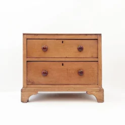 Commode rustique avec deux tiroirs et pieds sculptés - 1930