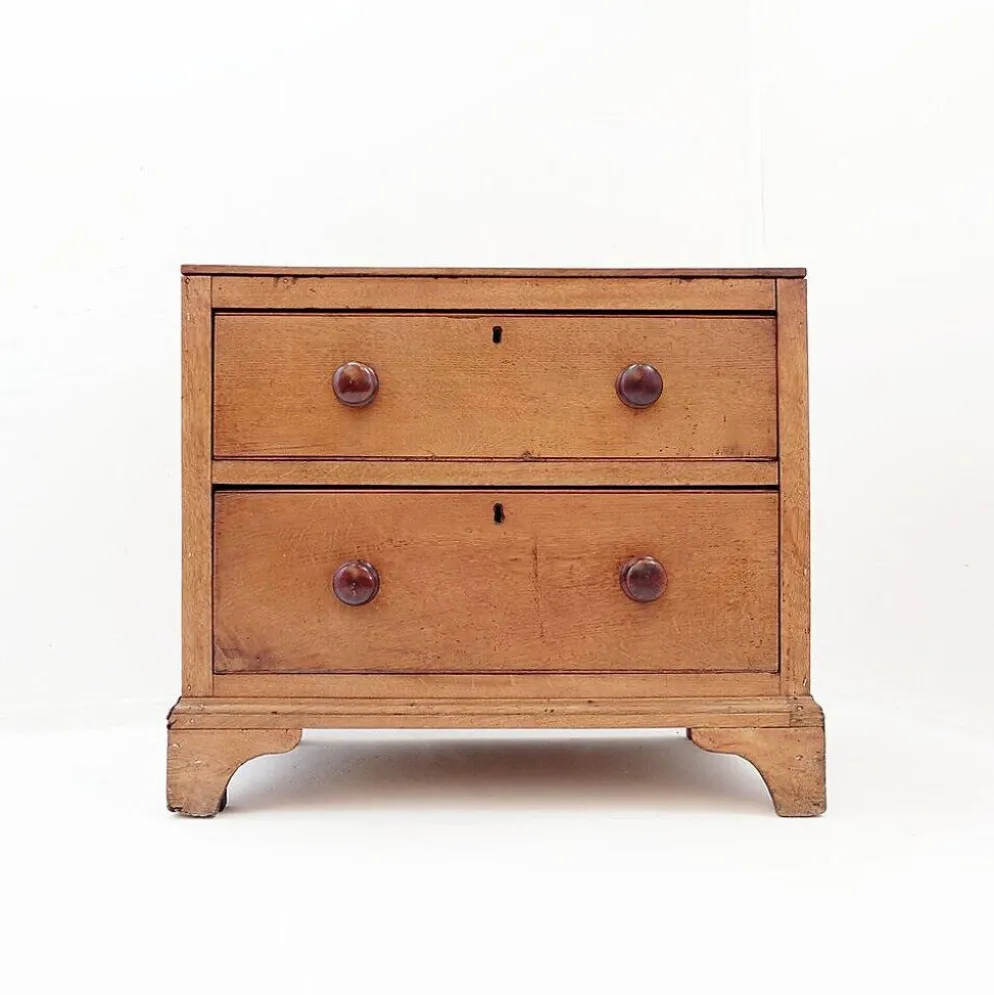 Commode rustique avec deux tiroirs et pieds sculptés - 1930