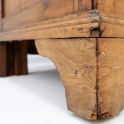 Commode rustique avec deux tiroirs et pieds sculptés - 1930