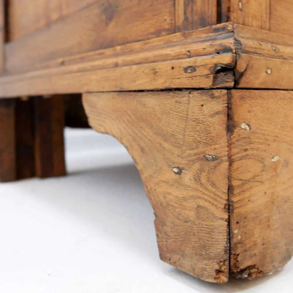 Commode rustique avec deux tiroirs et pieds sculptés - 1930