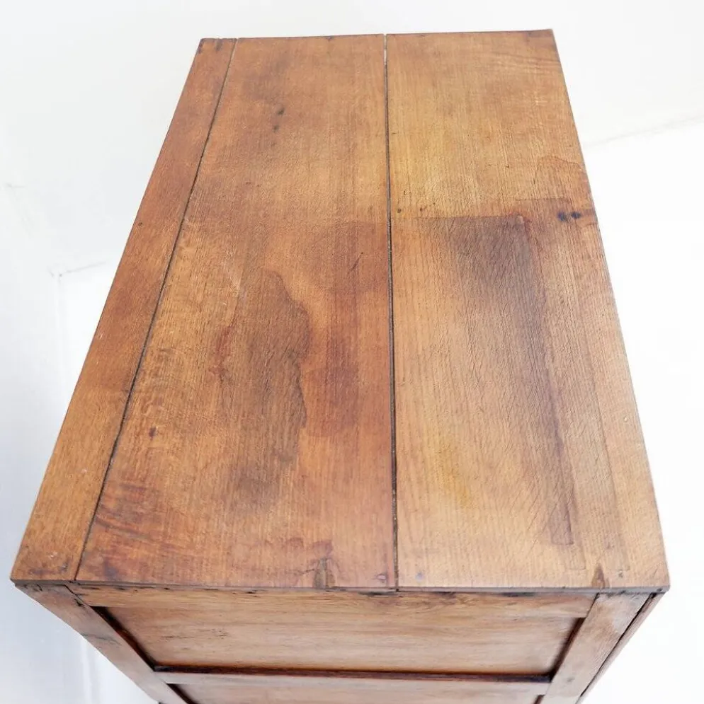 Commode rustique avec deux tiroirs et pieds sculptés - 1930