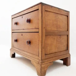 Commode rustique avec deux tiroirs et pieds sculptés - 1930
