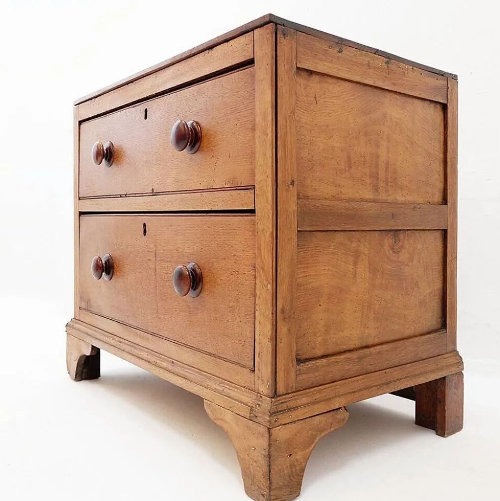 Commode rustique avec deux tiroirs et pieds sculptés - 1930