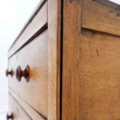 Commode rustique avec deux tiroirs et pieds sculptés - 1930