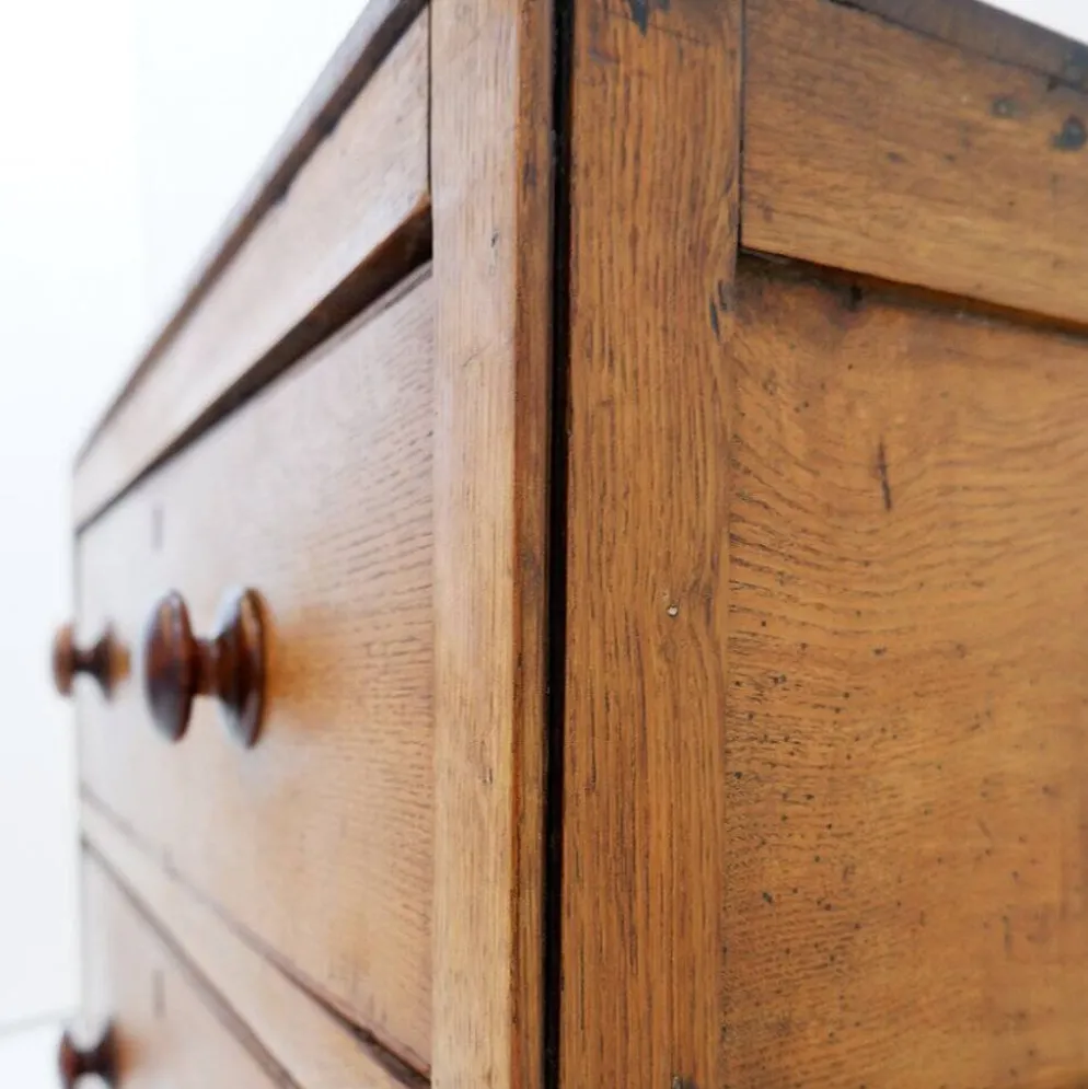 Commode rustique avec deux tiroirs et pieds sculptés - 1930