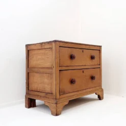 Commode rustique avec deux tiroirs et pieds sculptés - 1930