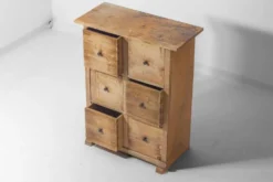 Commode rustique d'art populaire, France années 1900