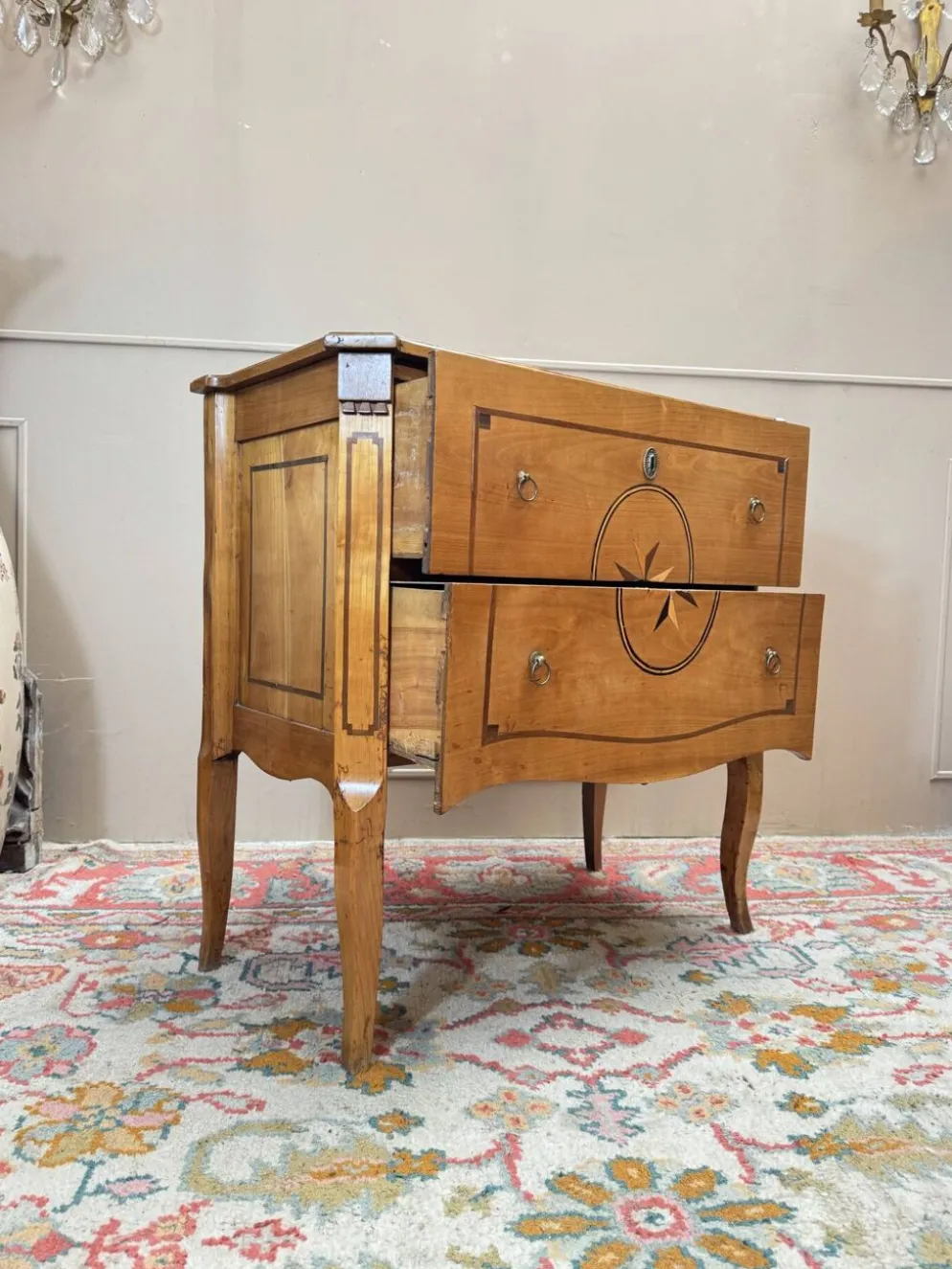 Commode sauteuse en merisier d’époque transition xviii eme siècle
