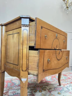 Commode sauteuse en merisier d’époque transition xviii eme siècle