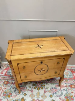 Commode sauteuse en merisier d’époque transition xviii eme siècle