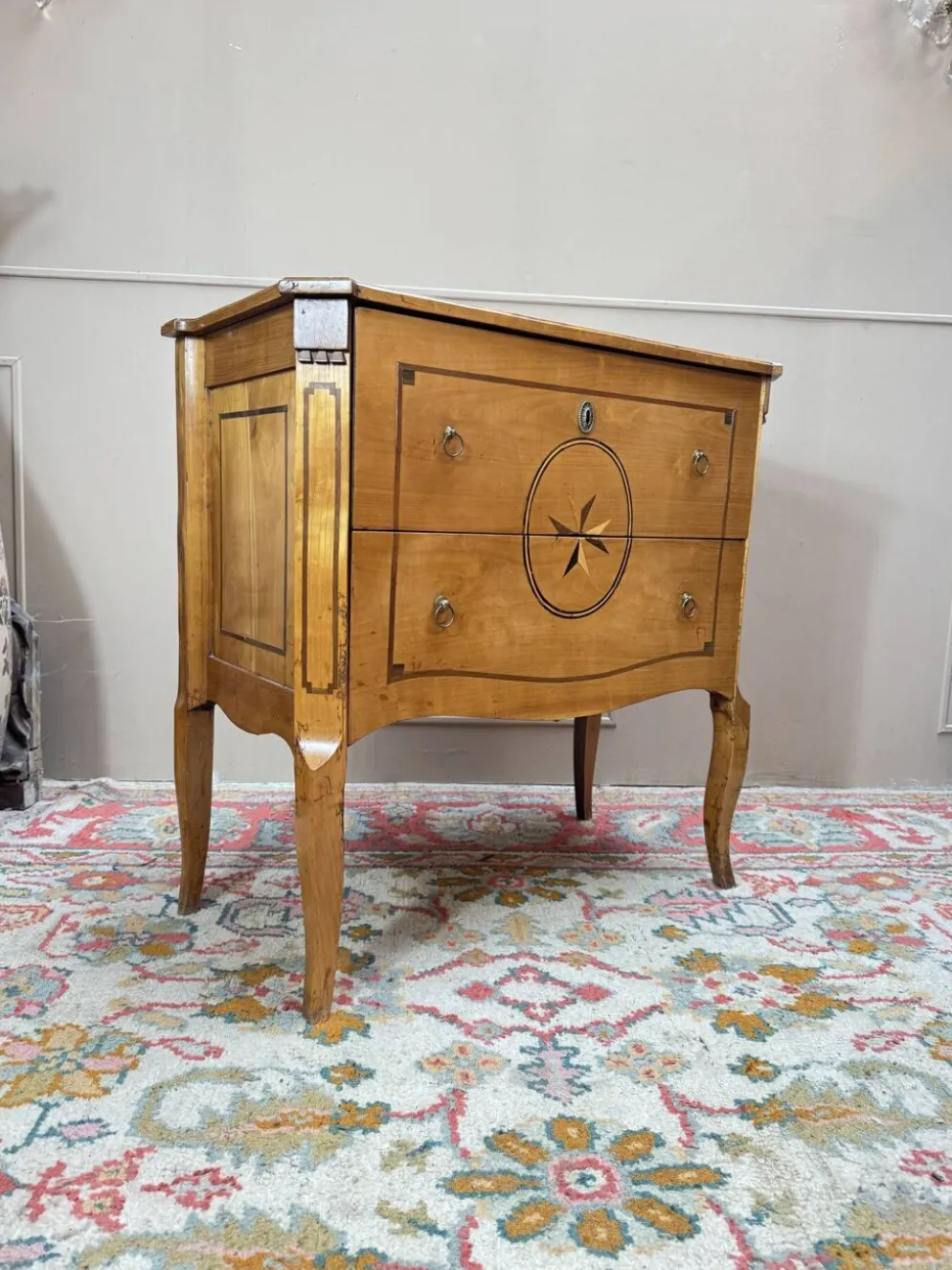 Commode sauteuse en merisier d’époque transition xviii eme siècle