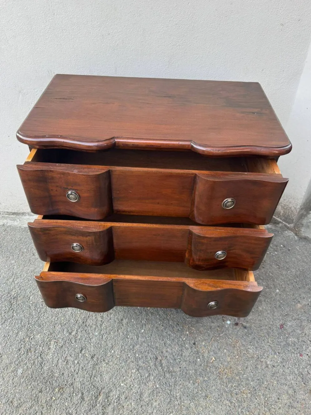 Commode sauteuse galbée style Louis XV