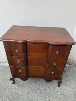Commode sauteuse galbée style Louis XV
