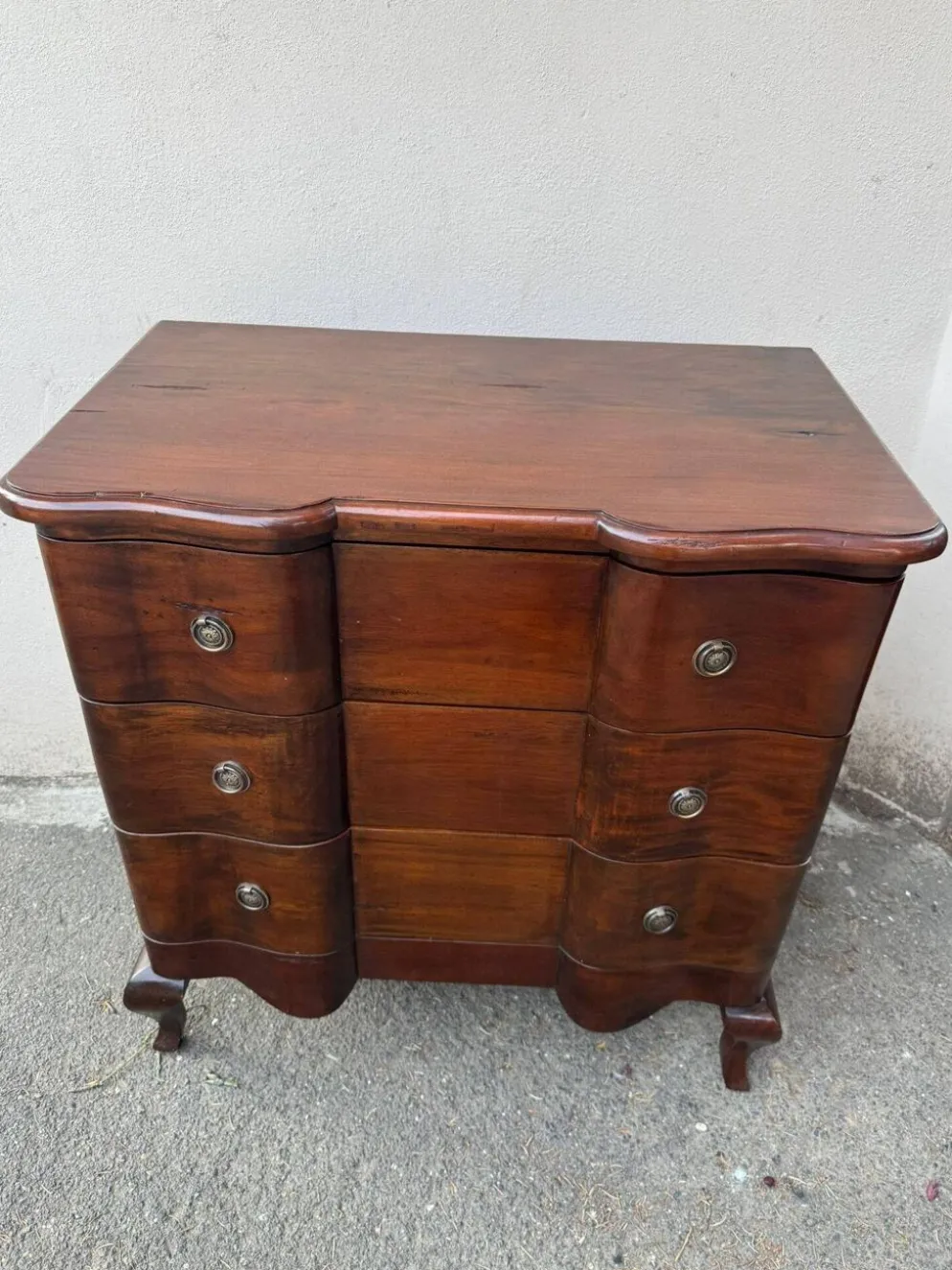 Commode sauteuse galbée style Louis XV