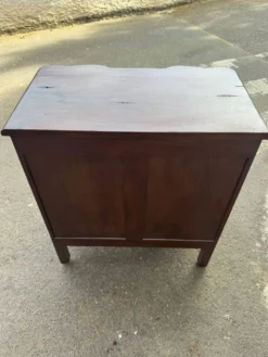 Commode sauteuse galbée style Louis XV