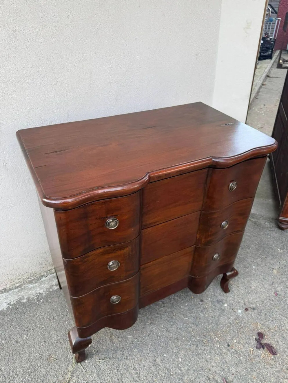 Commode sauteuse galbée style Louis XV