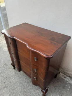 Commode sauteuse galbée style Louis XV