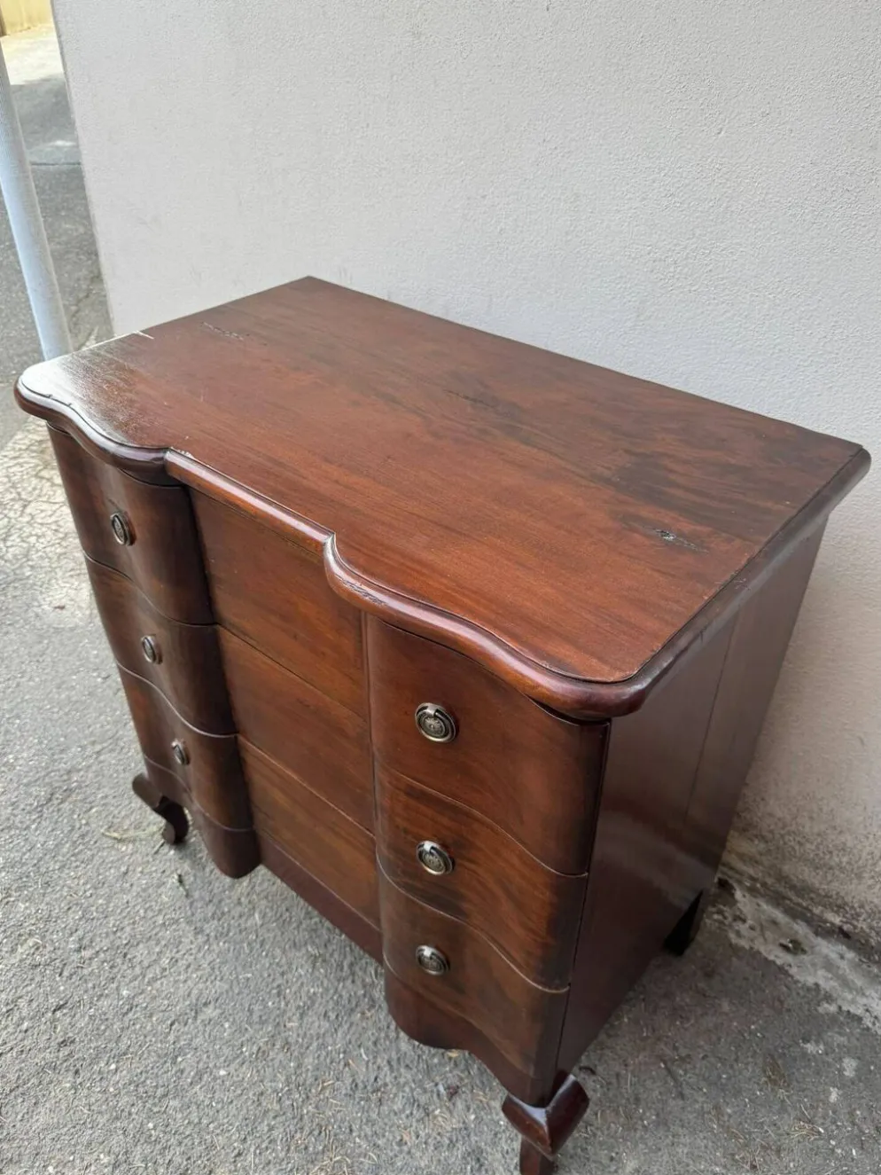 Commode sauteuse galbée style Louis XV