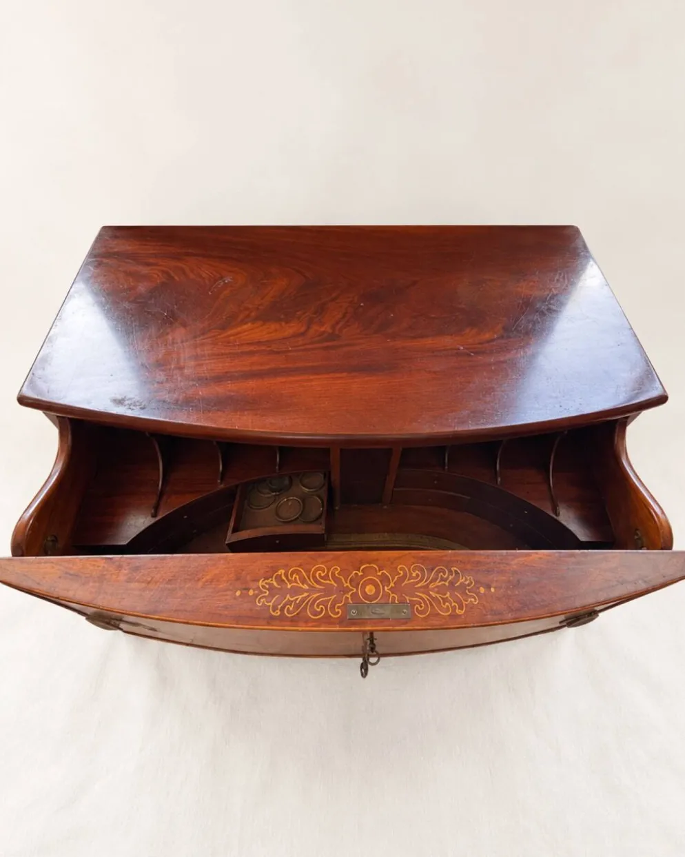 Commode-secrétaire à abattant en acajou flammé, style anglais