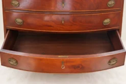 Commode-secrétaire à abattant en acajou flammé, style anglais