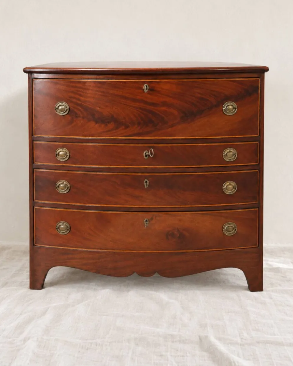 Commode-secrétaire à abattant en acajou flammé, style anglais