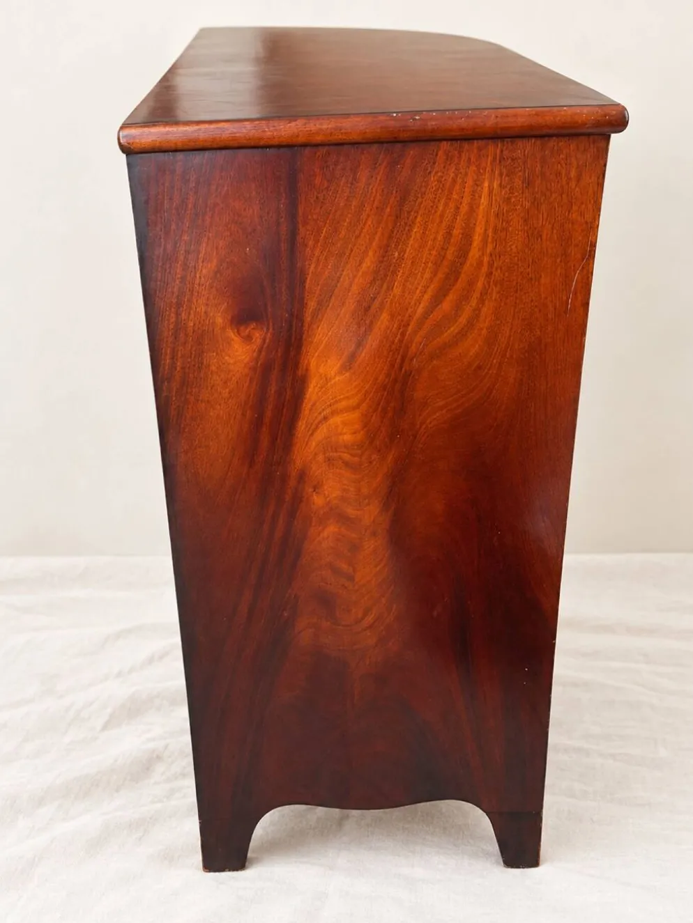 Commode-secrétaire à abattant en acajou flammé, style anglais