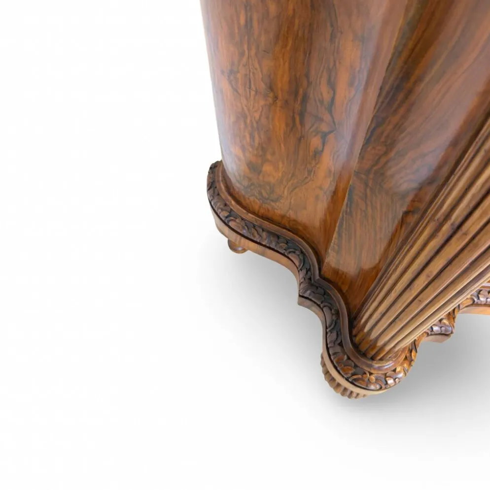 commode serpentine en noyer ancien
