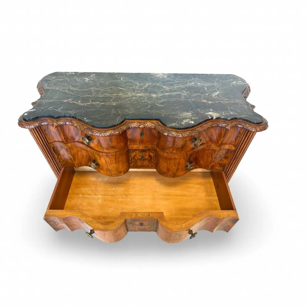commode serpentine en noyer ancien